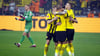 Dortmunds Marco Reus (r) jubelt mit den Teamkollegen über seinen Treffer zum 6:1. Hinten Kölns Torwart Marvin Schwäbe.