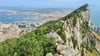 Wie der Rumpf eines Ozeanliners wirkt der Felsen von Gibraltar auf der kleinen Landzunge.