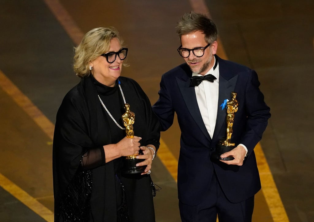 Sie nehmen den dritten Oscar für „Im Westen nichts Neues“ entgegen: Ernestine Hipper und Christian M. Goldbeck werden für das beste Produktionsdesign ausgezeichnet.