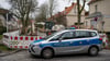 Ein Polizeiauto steht vor dem Fundort einer Weltkriegsbombe in Berlin-Zehlendorf.