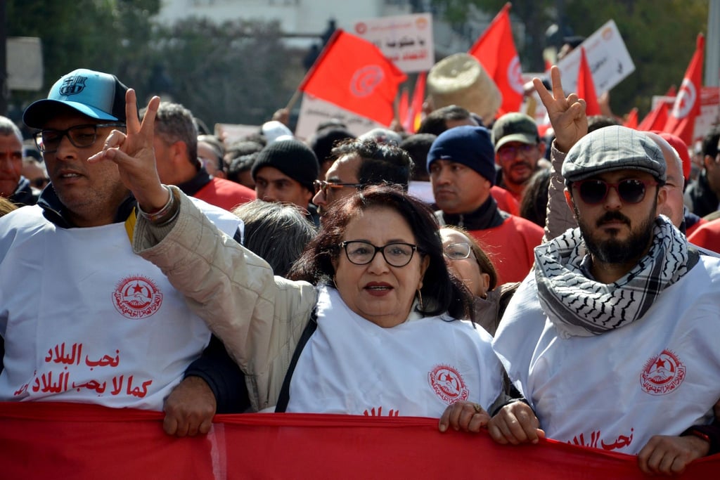 Mitglieder der Allgemeinen Tunesischen Arbeitergewerkschaft protestieren in Tunis gegen die Politik von Präsident Saied.