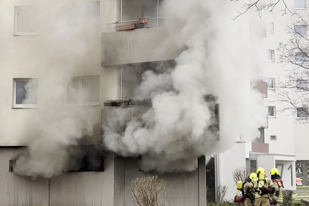 Dichter Rauch, der bei einem Kellerbrand aus einem 13-geschossigen Wohnhaus im Märkischen Viertel aufsteigt.