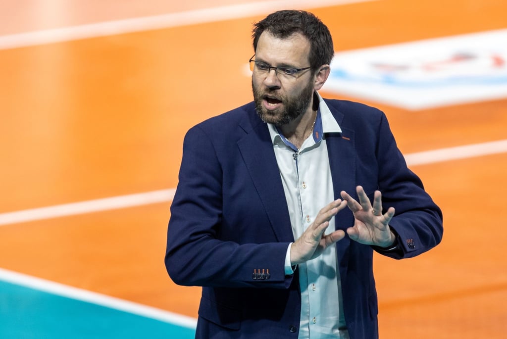 BR-Volleys Trainer Cedric Enard gestikuliert.