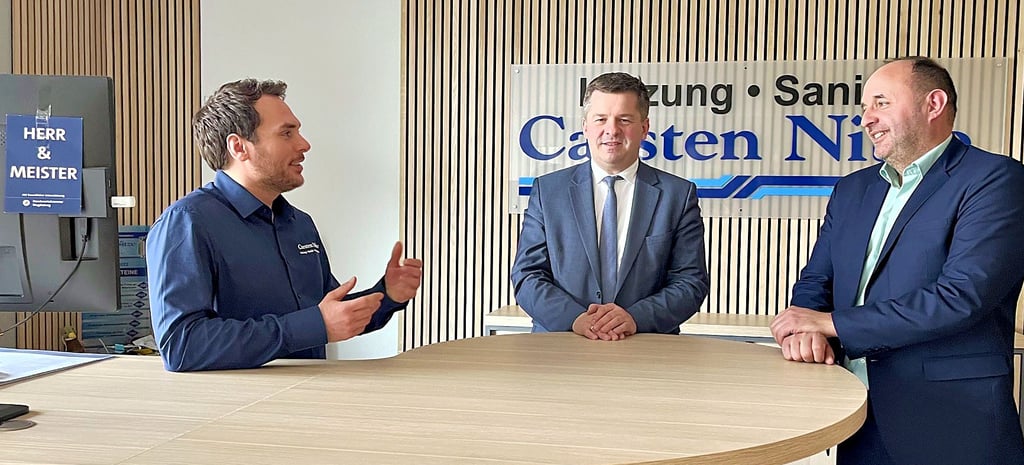 Geschäftsführer Sebastian Nitze (von links) in Tangerhütte im Gespräch mit Wirtschaftsminister Sven Schulze und dem Landtagsabgeordnetem Thomas Staudt (beide CDU).