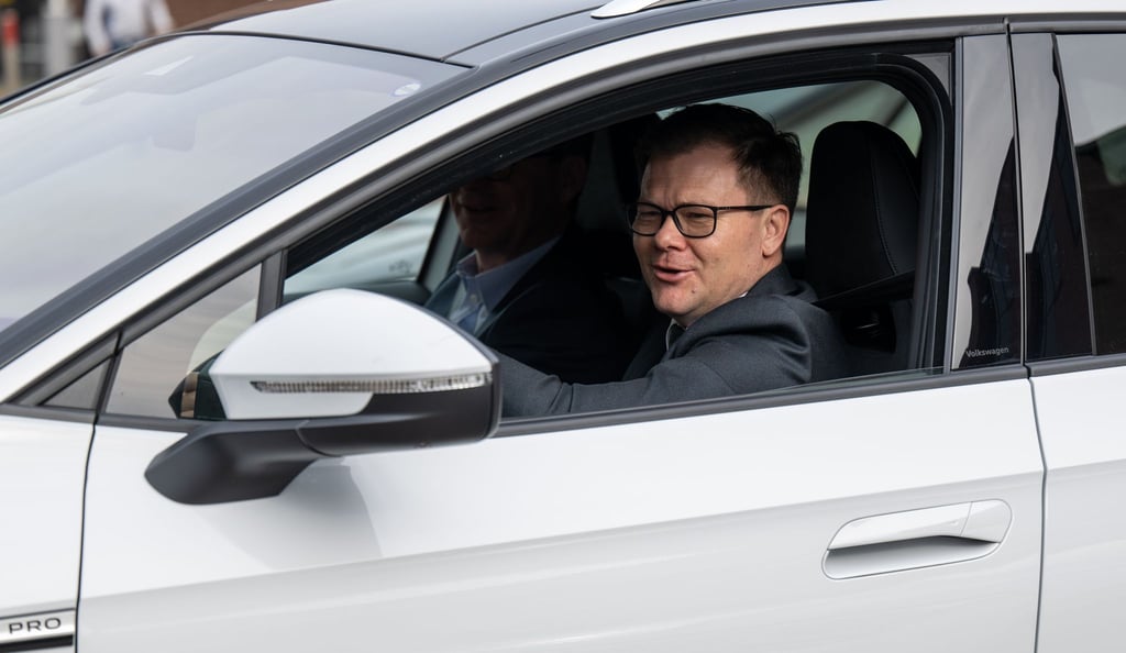Carsten Schneider (SPD), Staatsminister und Beauftragter der Bundesregierung für Ostdeutschland, sitzt am Steuer eines ID.5.