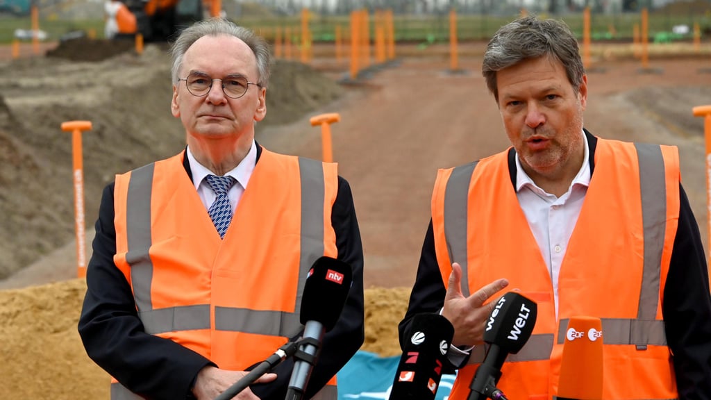 Ministerpräsident Reiner Haseloff und Vizekanzler Robert Habeck feierten in Wolmirstedt Spatenstich für Suedostlink.