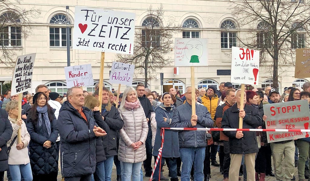 Rund 1.000 Zeitzer protestierten am Montag gegen die geplante Schließung von Geburtshilfe und Kinderstation im Zeitzer SRH-Klinikum.