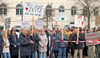   Rund 1.000 Zeitzer protestierten am Montag gegen die geplante Schließung von Geburtshilfe und Kinderstation im Zeitzer SRH-Klinikum. 