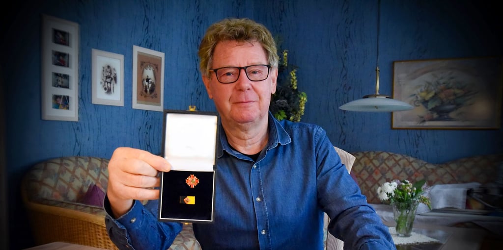Klaus Hummel präsentiert stolz seine neue Ehrennadel. Die bekommt einen Platz im Flur seines Hauses.
