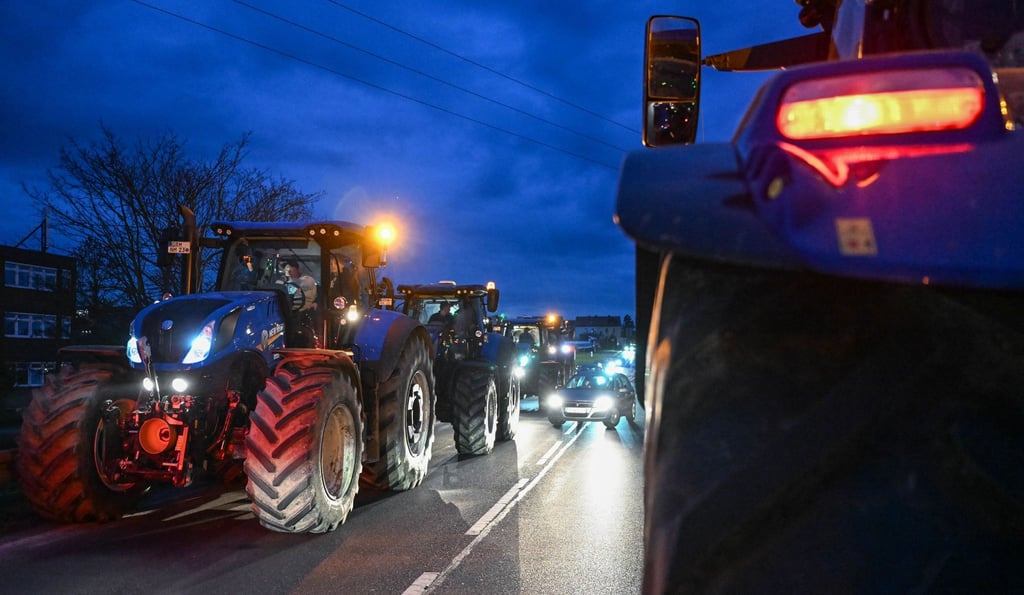 Landwirte demonstrieren mit ihren Traktoren auf der Autobahnbrücke der B107 bei Grimma.