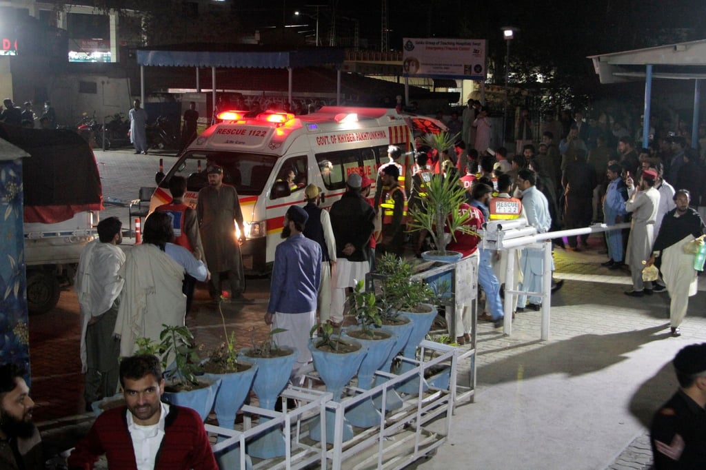 Rettungskräfte bringen in der pakistanischen Stadt Saidu Sharif Erdbebenopfer in ein Krankenhaus.