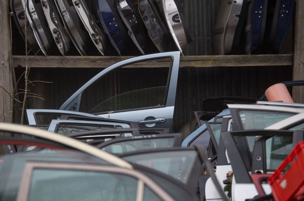 Auf Halde: Gerade bei älteren Autos können gebrachte Teile vom Verwerter Reparaturkosten überschaubarer machen.