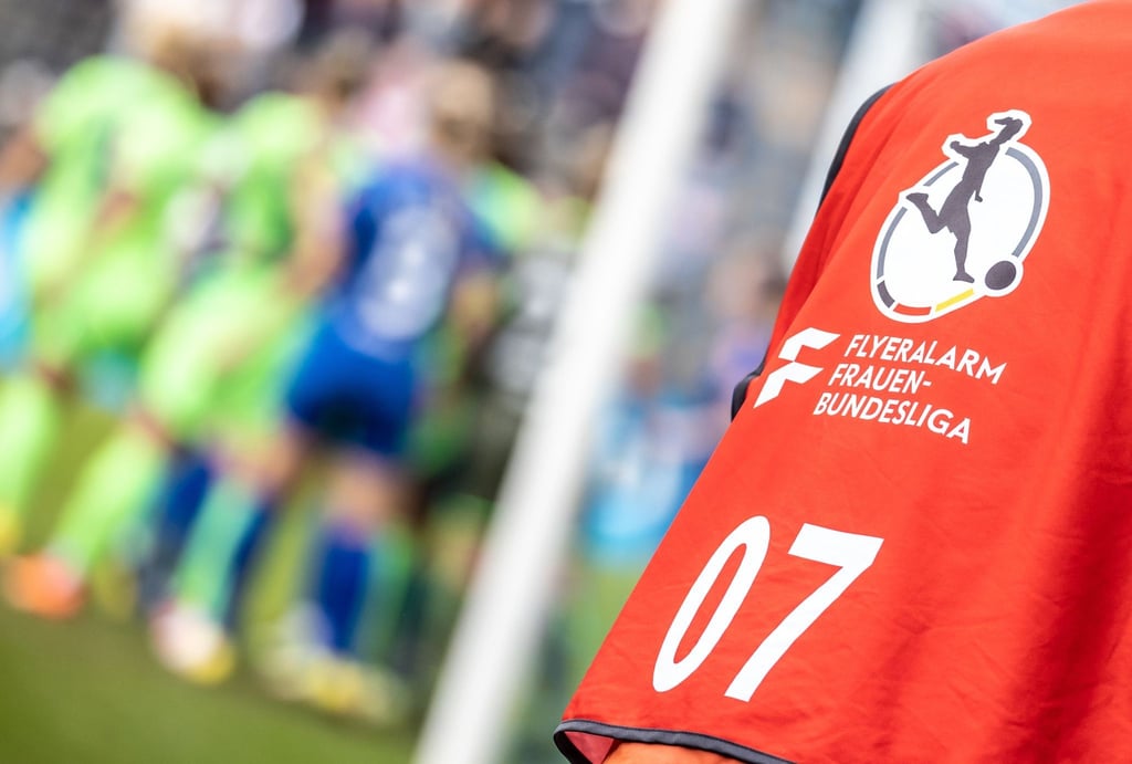 Logo der Fußball-Bundesliga der Frauen ist auf einem Trikot zu sehen.