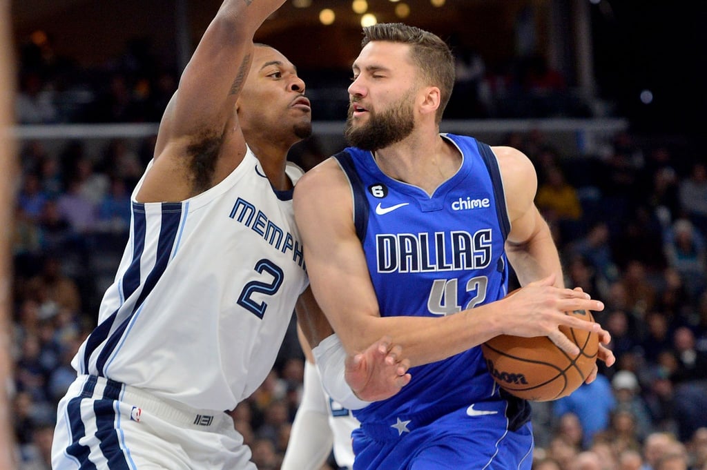 Dallas Mavericks-Stürmer Maxi Kleber (42) in Aktion gegen Memphis Grizzlies-Stürmer Xavier Tillman (2).