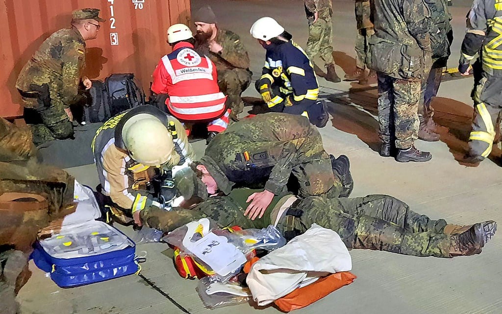 Soldaten, Feuerwehrleute und DRK-Sanitäter kümmern sich um „Verletzte“.