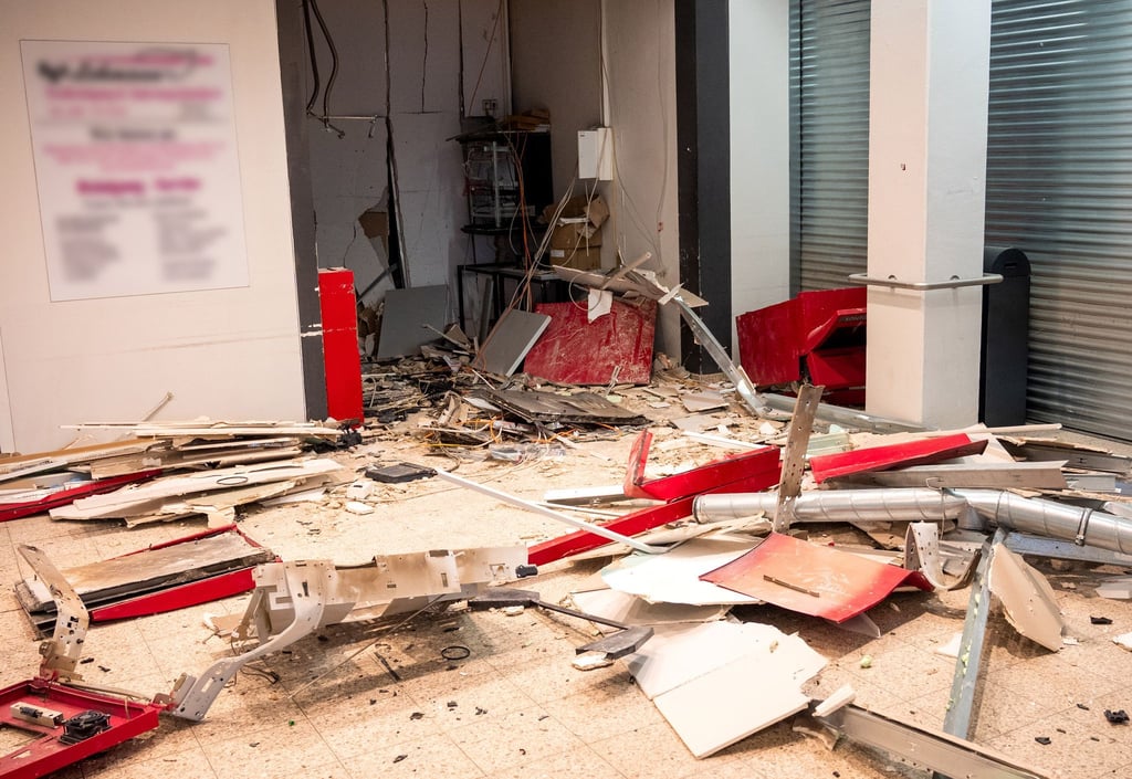 Teile eines gesprengten Geldautomaten und einer Bankeinrichtung liegen in einem Einkaufszentrum in Oststeinbek.