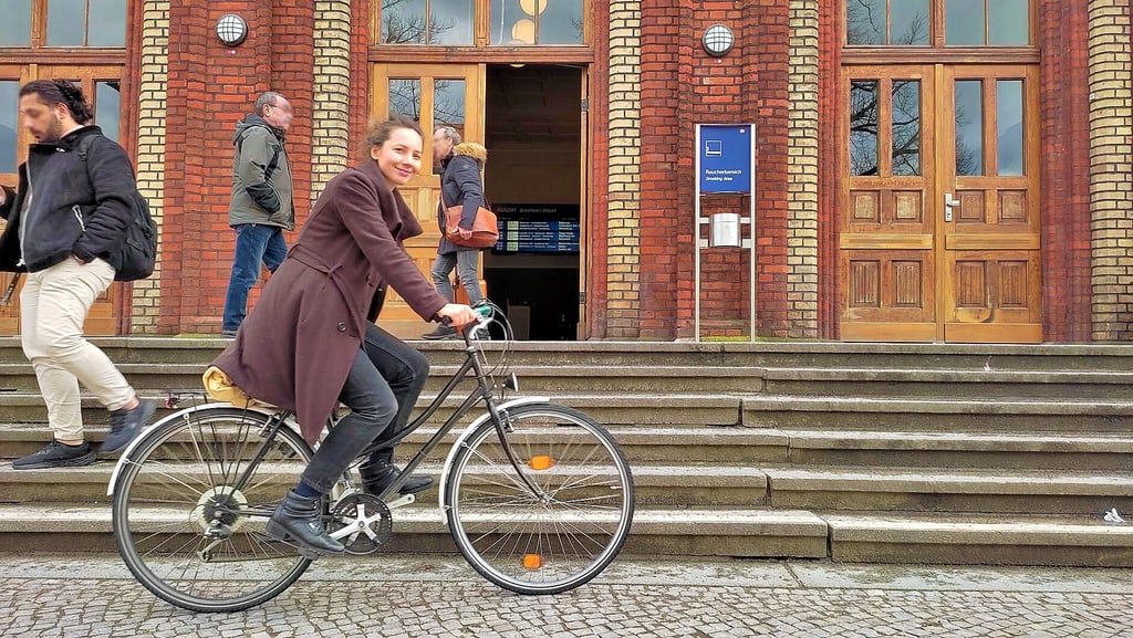 Susan Ihlenfeld, Schauspielerin am TdA, auf ihrem Fahrrad am Stendaler Hauptbahnhof.