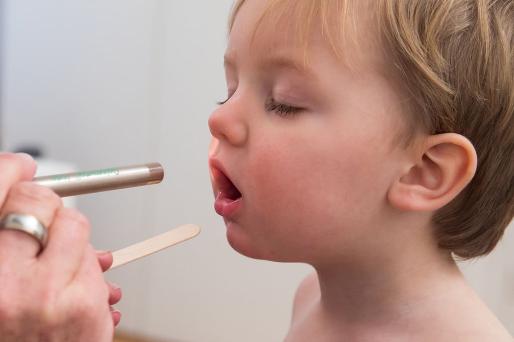 Immer mehr Kinder erkranken an Scharlach: Bei den typischen Symptomen sollte man direkt den Arzt aufsuchen.