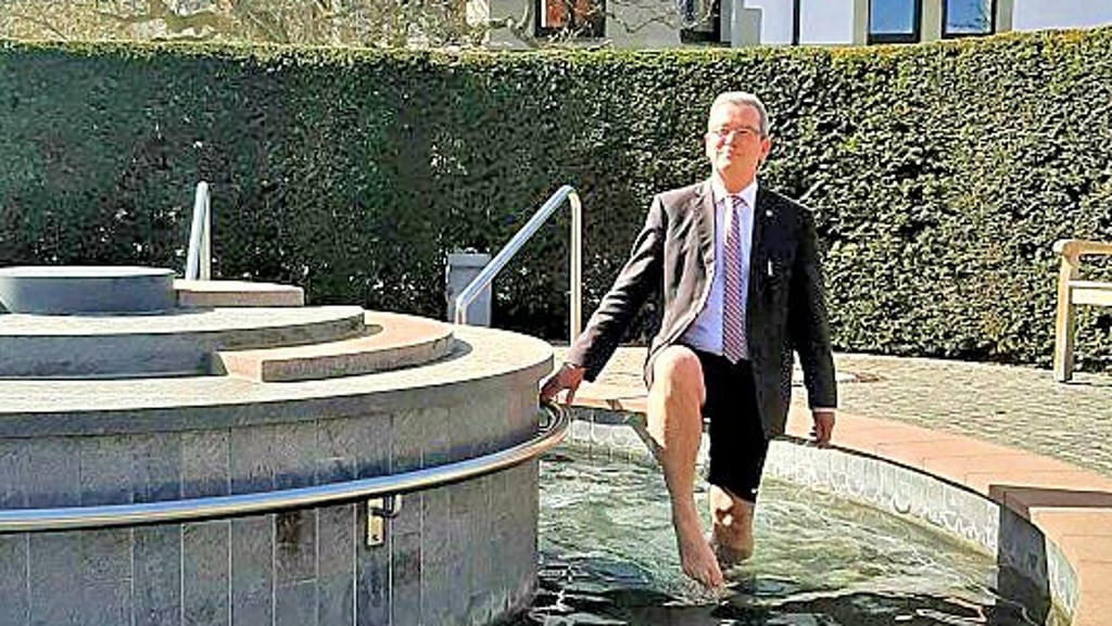 Kur-Direktor beim Anwassern im Kneipp-Becken