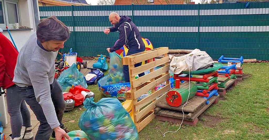 Eltern, Angehörige und Fachkräfte packten beim Arbeitseinsatz gemeinsam an.