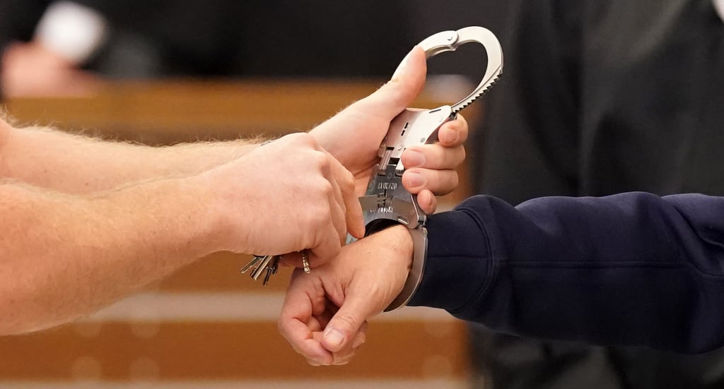 Mit Handschellen wurde der Salzwedeler der Justitz vorgeführt.
