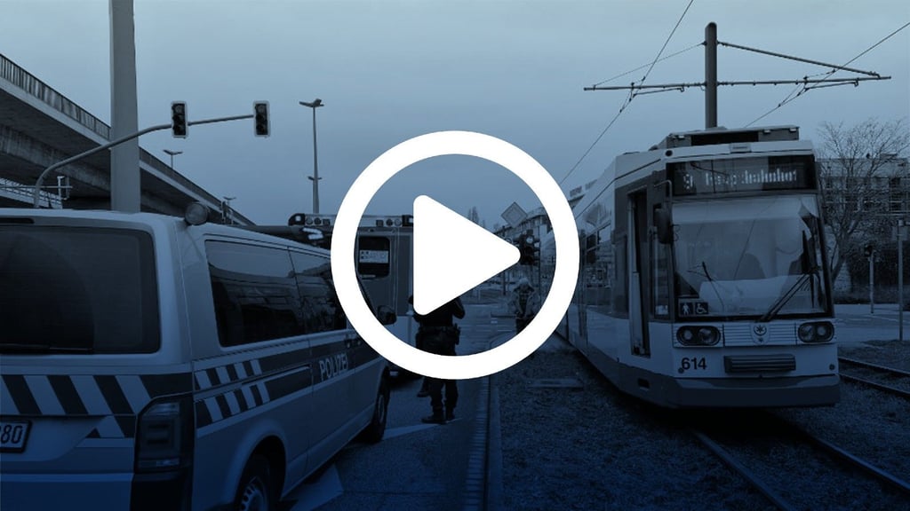 Eine Frau ist bei einem Zusammenstoß mit der Straßenbahn in Halle schwer verletzt worden.