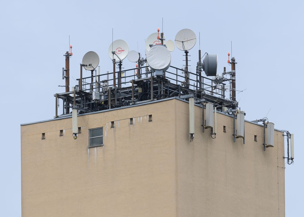 Richtfunkantennen, Fernsehantennen und Mobilfunkmasten sind auf einem alten Wasserturm in Dresden installiert.