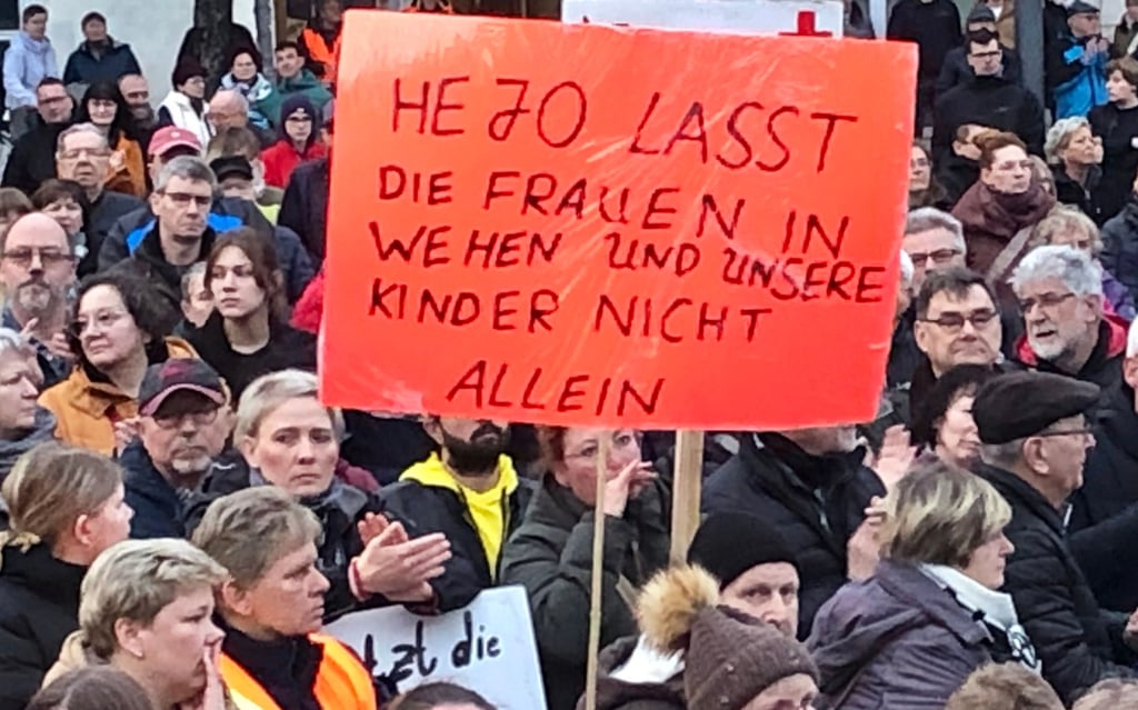 Rund 1.000 Zeitzer protestierten am Montag auf dem Altmarkt gegen die geplante Schließung von Geburtshilfe und Kinderstation im Zeitzer SRH-Klinikum. Ihre Forderungen richteten sich auch an die Politik.