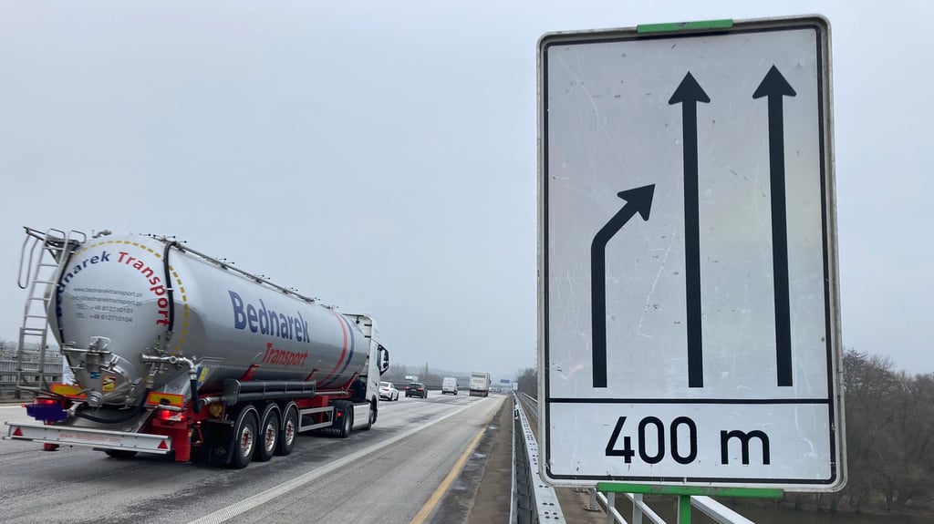 Ab sofort rollt es im Baustellenbereich auf der A2 ab Lostau in Richtung Berlin nur zweispurig, obwohl die Bauarbeiten auf der Fahrbahn erst am 22. März 2023 starten sollen.