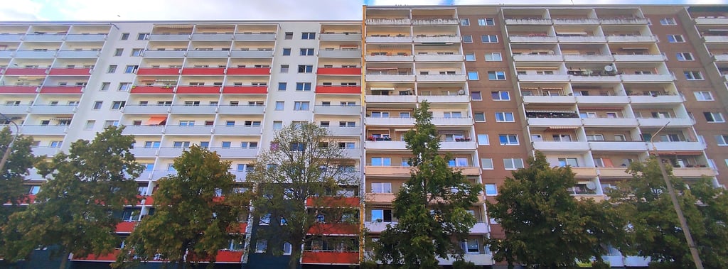 In deutschen Städten gelten die großräumig angelegten Plattenbausiedlungen der 1970er Jahre heutzutage als Schandflecken. Dass die Absichten ihrer Erbauer und der Stadtplaner durchaus gut waren, lässt sich auch an Stendal-Stadtsee, hier ein Wohnblock an der Stadtseeallee, erkennen. 