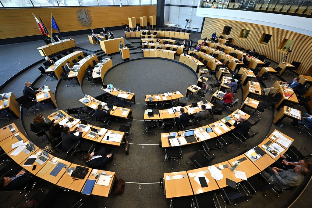 Abgeordnete sitzen im Plenarsaal des Thüringer Landtags.