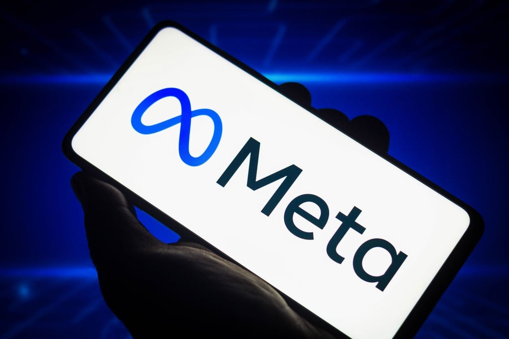 Ein Meta-Logo ist auf einem Smartphone zu sehen.