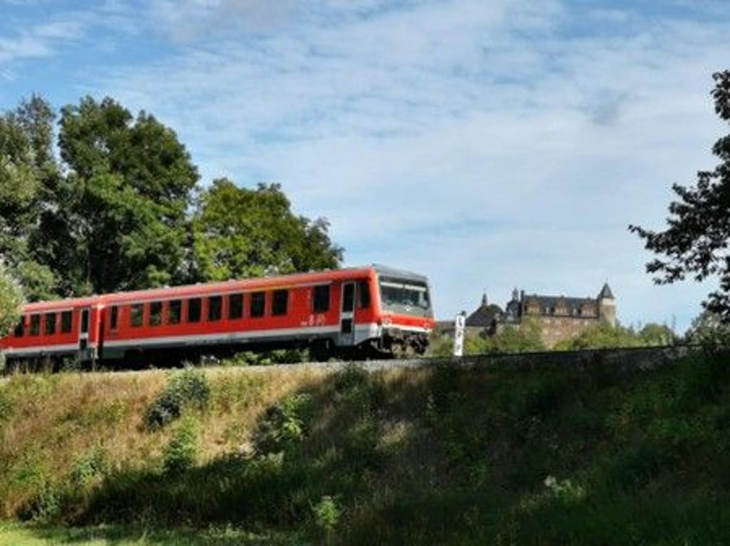 628er Triebwagen der CLR-Service GmbH im Bereich Schloss Rammelburg im Wippertal