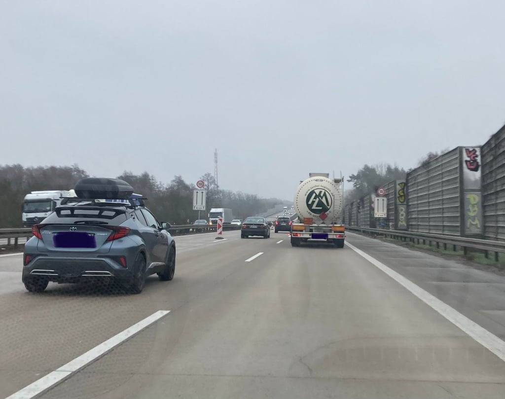 Durch eine Warnbake, die zur Sperrung der dritten Fahrspur in Fahrtrichtung Berlin auf der Autobahn 2 im Jerichower Land aufgestellt wurde, sind mehrere Fahrzeuge beschädigt worden.