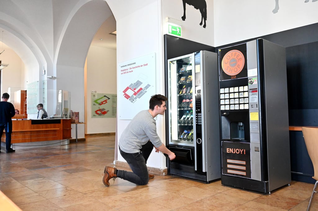 So sieht die einzige Versorgungsmöglichkeit für Gäste im Kulturhistorischen Museum Magdeburg aus – zwei schnöde Automaten mit Snacks und Getränken.