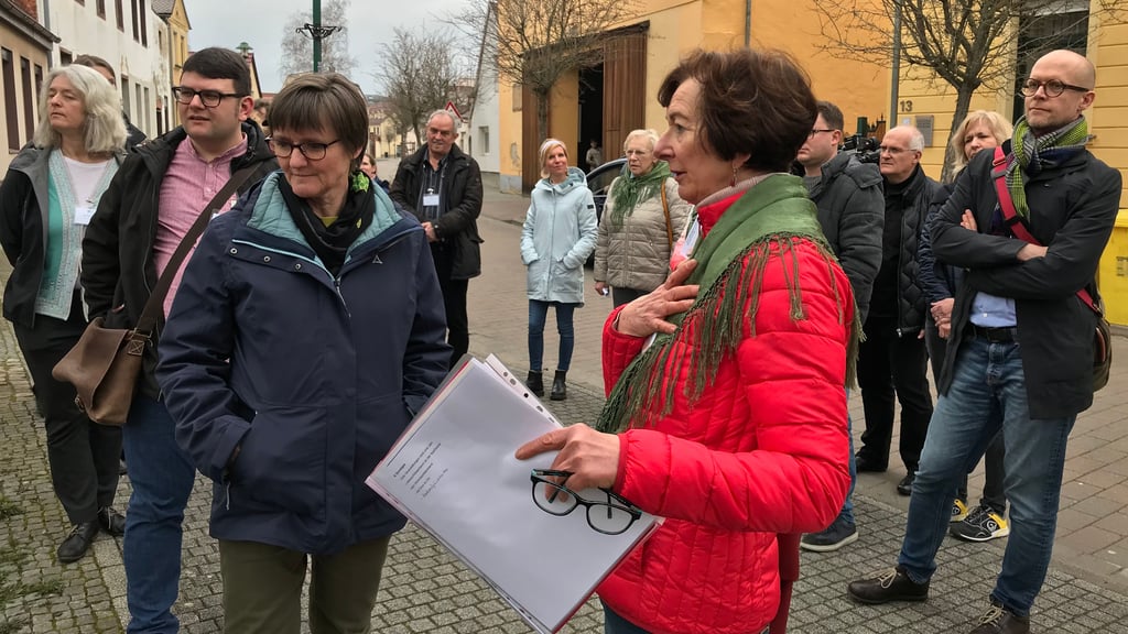Annemarie Keindorff (vorn) vom Heimatverein Barleben stellte den Vertretern von etwa 25 Kommunen bei einem Dorfrundgang die Kommune vor den Toren Magdeburgs vor.