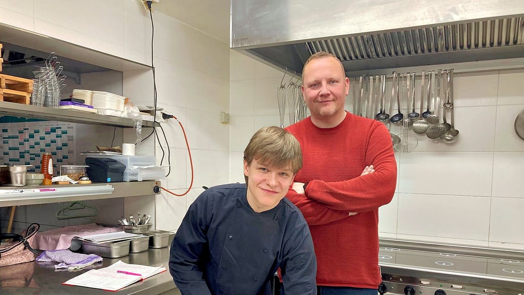 Vormittags in Zieglers Restaurant in Wörlitz: Inhaber Stephan Ziegler und sein Auszubildender Max Scherbaum, der kürzlich bei einer Jugendmeisterschaft erfolgreich war.