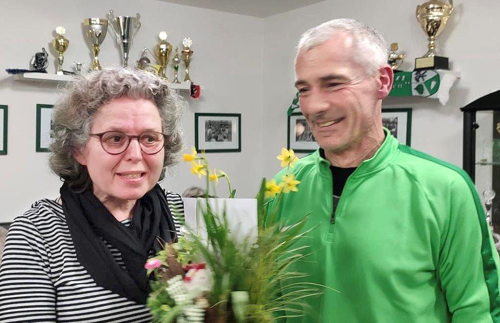 Bärbel Constabel ist nun neue Vorsitzende des SV Grün-Weiß Süplingen und löst damit Uwe Krause ab, der anhaltenden Beifall für seine geleistete Arbeit im Verein bekam.