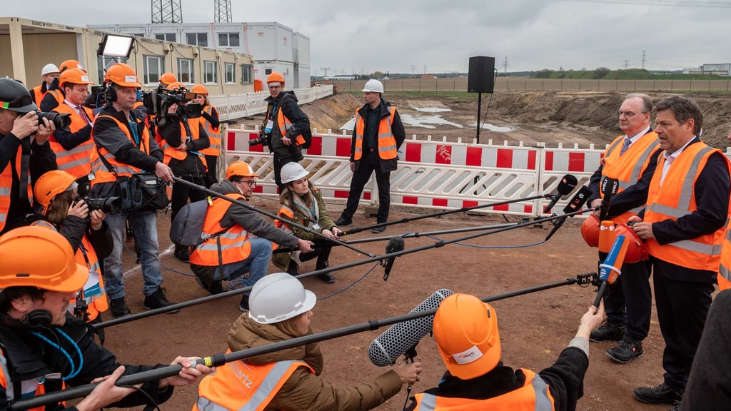 Vizekanzler Robert Habeck war am 21. März 2023 in Wolmirstedt. Dort nahm er am Spatenstich für einen Konverter-Neubau des Südost-Links teil.