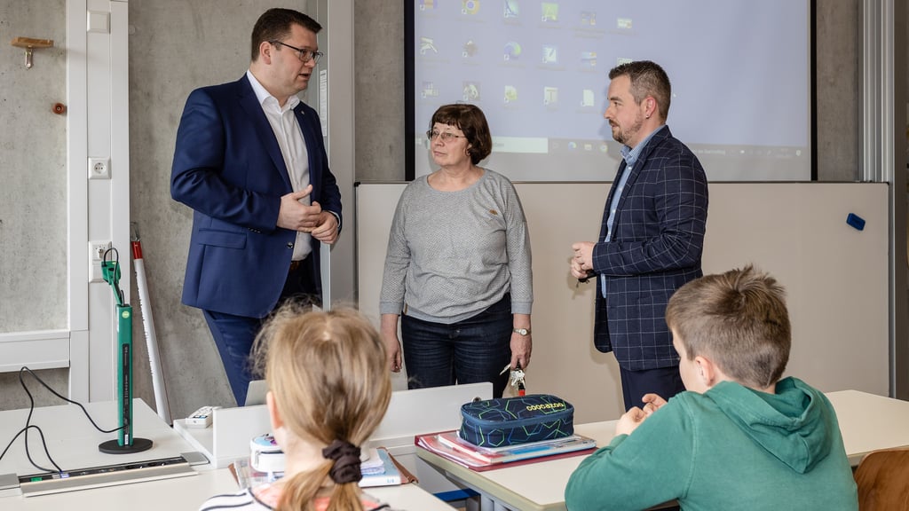 Geografie muss warten – zuvor erläutern Monika Kaufhold (M.) und Sebastian Präger (r.) Landrat Christian Tylsch den digitalen Lehrertisch.