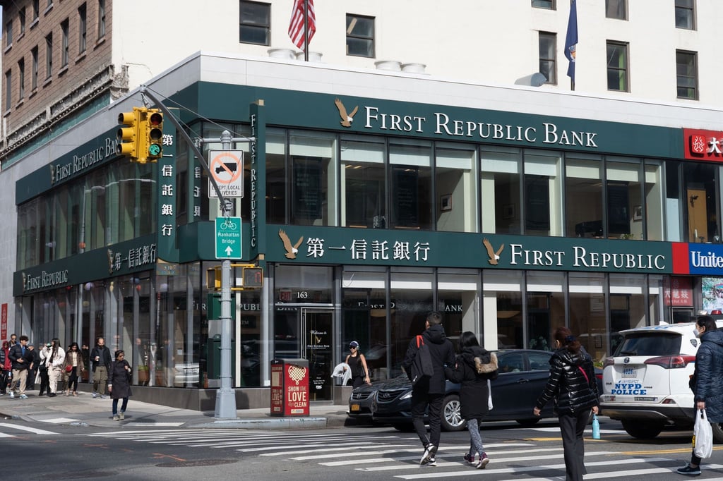 Die Lage bei der strauchelnden US-Regionalbank First Republic bleibt trotz einer konzertierten Hilfsaktion der größten Geldhäuser der Vereinigten Staaten prekär.