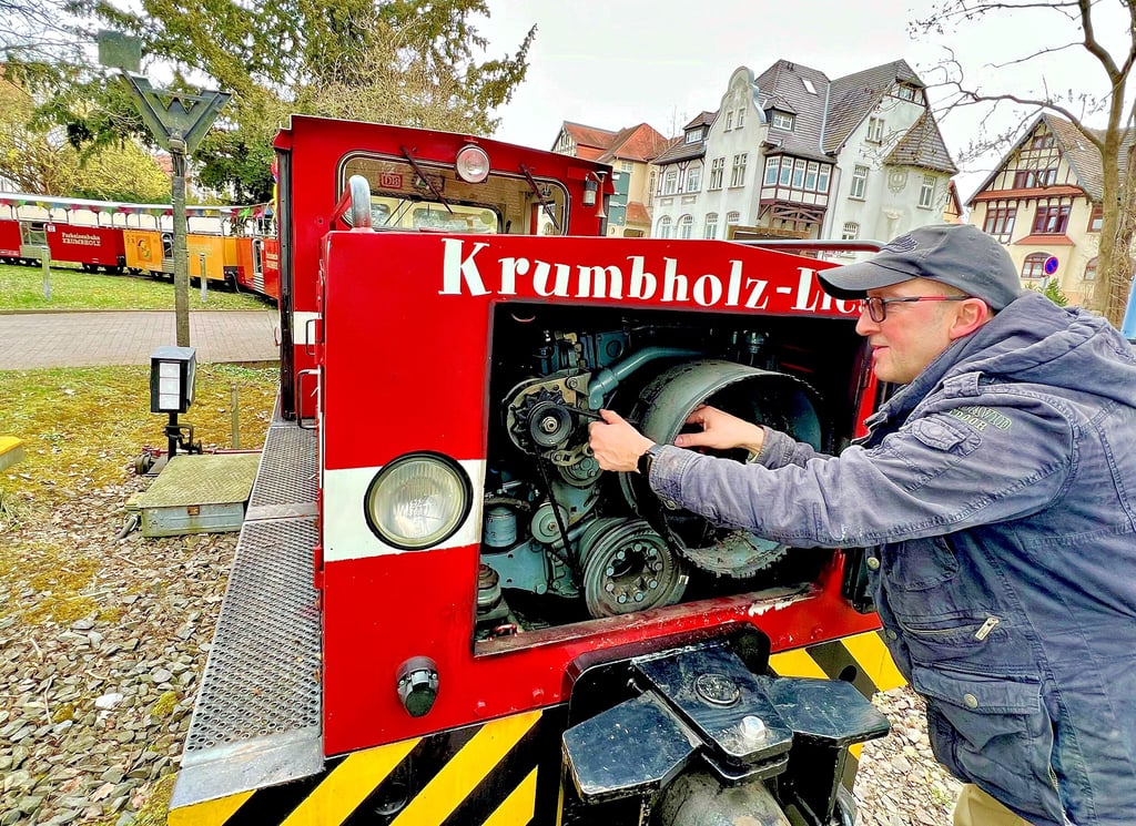 Lok-Führer Torsten Jagusch kontrolliert noch einmal die Technik vor dem Saisonstart der Bernburger Parkeisenbahn.