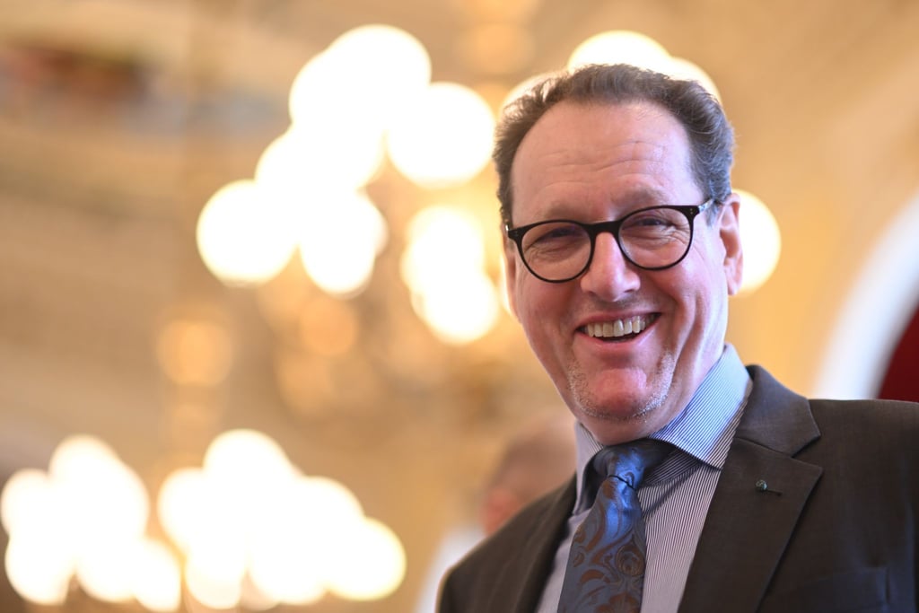 Peter Theiler, Intendant der Sächsischen Staatsoper, steht vor Beginn der Spielplanvorstellung der Semperoper.