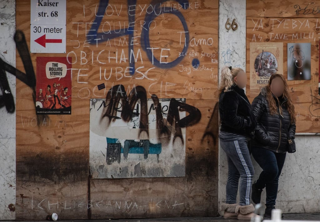 Prostituierte warten auf der Kaiserstraße im Frankfurter Bahnhofsviertel auf Freier.