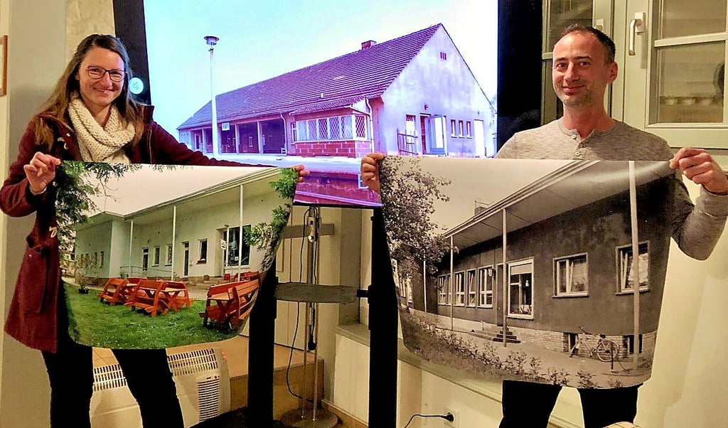 Der Krumpaer Ortschronist Mirko Engelhardt und seine Frau Diana bereiten die Ausstellung „Krumpa - gestern und heute“ digital und in Bildern vor. Sie ist Ostern in der Kirche zu sehen.In den Händen halten sie hier Aufnahmen vom Haus der Begegnung. Im Hintergrund sieht man den ehemaligen Bahnhof.