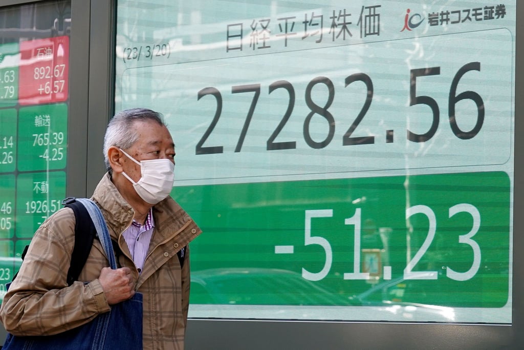 Eine Börsentafel in Tokio zeigt den japanischen Nikkei 225 Index an. Die asiatischen Aktienmärkte haben überwiegend nachgegeben.