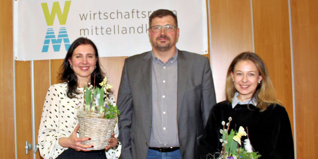 Bülstringens Bürgermeister Sven Fahrenfeld bedankt sich mit einem blumigen Frühlingsgruß bei Sonja Licht (l.) und Malin Baruschke von der BTE Tourismus- und Regionalberatung. Die beiden präsentierten zum Abschluss die Ergebnisse ihrer Untersuchungen zum Wirtschaftsraum.