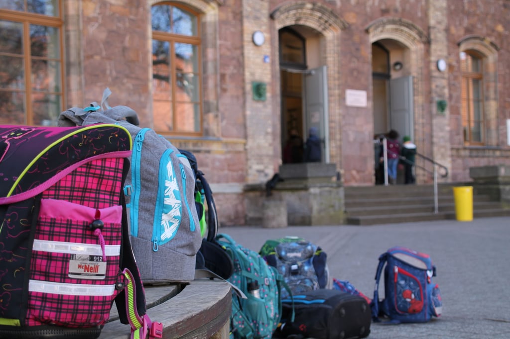 Die Grundschule August Hermann Francke in Halle wird in den kommenden Monaten saniert, Schüler sollen in dieser Zeit am Holzplatz unterrichtet werden.