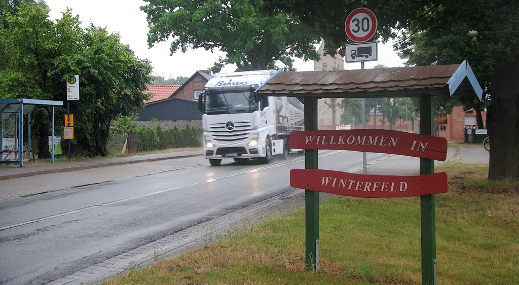 Der starke Verkehr auf der Bundesstraße 71 macht die regelmäßige Straßenreinigung für die Anwohner der Winterfelder Ortsdurchfahrt zu einem mitunter lebensgefährlichen Abenteuer. Eine Befreiung von der Pflicht ist möglich, doch dann müssten die Grundstückseigentümer zahlen.