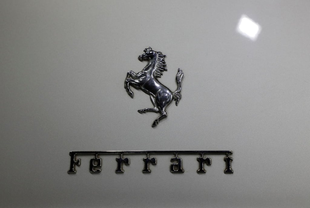 Das Logo des Sportwagenherstellers Ferrari.